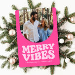 Merry vibes retro roligt shock rosa, julfoto julkort<br><div class="desc">Skicka de här ärliga viberna med den här roligtens shock rosa-jullkort! Den här helgdag har även en unik ljusbildform med en funky som spelar in "merry vibes"-typsbehandling på framsidan i rosan. Den matchande magentan har plats för ytterligare tre foton och mer anpassningsbar. Gör ditt helgdag unikt med den här snyggten!...</div>