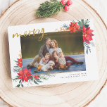 Merry | Winter Poinsettia & Gräs Helgdag Photo Julkort<br><div class="desc">Det är årets mest underbara tid! Den här designen har ett foto från din anpassningsbar som är inramat av två handmålade blommigtar av poinsettia, gräs och vinterbär. I det övre lämnat hörnet visas "merry" i skriptbokstäver för penselbortfall i guld. I högernas hörn i grund finns er familj namn och året....</div>