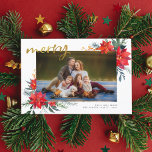 Merry | Winter Poinsettia & Gräs Helgdag Photo Julkort<br><div class="desc">Det är årets mest underbara tid! Den här designen har ett foto från din anpassningsbar som är inramat av två handmålade blommigtar av poinsettia, gräs och vinterbär. I det övre lämnat hörnet visas "merry" i skriptbokstäver för penselbortfall i guld. I högernas hörn i grund finns er familj namn och året....</div>
