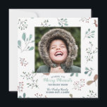 Merry Winter Woodland jul Photo Julkort<br><div class="desc">Lägg till ditt kvadratiska foto till den här vismliga vinterträskmarksdesignen fullt av bär grenar och löv för ett enkelt och rustiskt julkort för helgdag. Texten på framsidan lyder: "Merry" med året i roligt, festive typsnitt. På baksidan, skriven i färglös text, "varmaste önskemål för en underbar julhelg". Inslag i den här...</div>