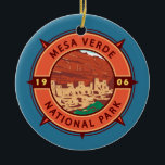 Mesa Verde National Park Retro Compass Emblem Julgransprydnad Keramik<br><div class="desc">Mesa Verde-vektorteckningsdesign. Parken är känd för sina välbevarade klippbostäder i Ancestral Puebloan,  särskilt det stora Cliff Palace.</div>