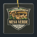 Mesa Verdes nationalpark Illustration Travel Art Julgransprydnad Keramik<br><div class="desc">Mesa Verde-vektorteckningsdesign. Parken är känd för sina välbevarade klippbostäder i Ancestral Puebloan,  särskilt det stora Cliff Palace.</div>