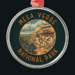 Mesa Verdes nationalpark Retro Distress Circle Julgransprydnad Metall<br><div class="desc">Mesa Verde-vektorteckningsdesign. Parken är känd för sina välbevarade klippbostäder i Ancestral Puebloan,  särskilt det stora Cliff Palace.</div>