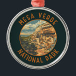 Mesa Verdes nationalpark Retro Distress Circle Julgransprydnad Metall<br><div class="desc">Mesa Verde-vektorteckningsdesign. Parken är känd för sina välbevarade klippbostäder i Ancestral Puebloan,  särskilt det stora Cliff Palace.</div>