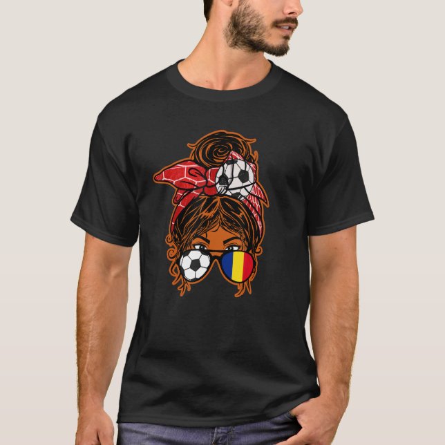 Messy Bun Hair Brown Skin Soccer Girl Rumänien Jer T Shirt (Framsida)