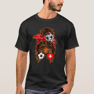 Messy Bun Hair Brown Skin Soccer Girl Schweiz T Shirt