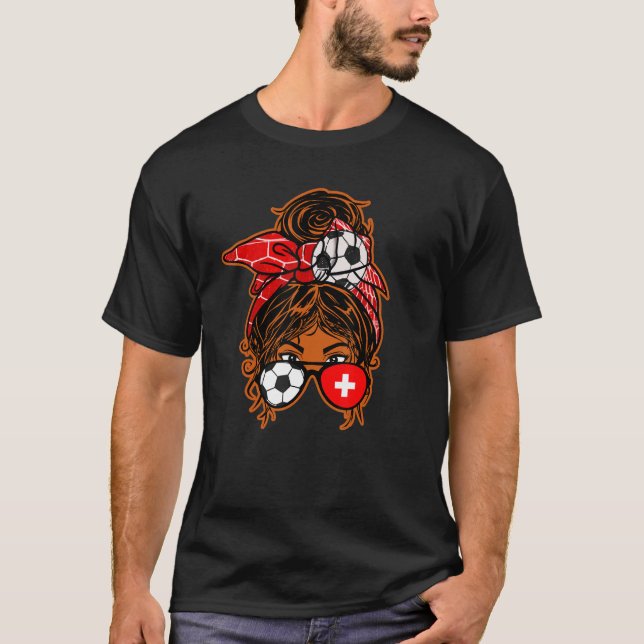 Messy Bun Hair Brown Skin Soccer Girl Schweiz T Shirt (Framsida)