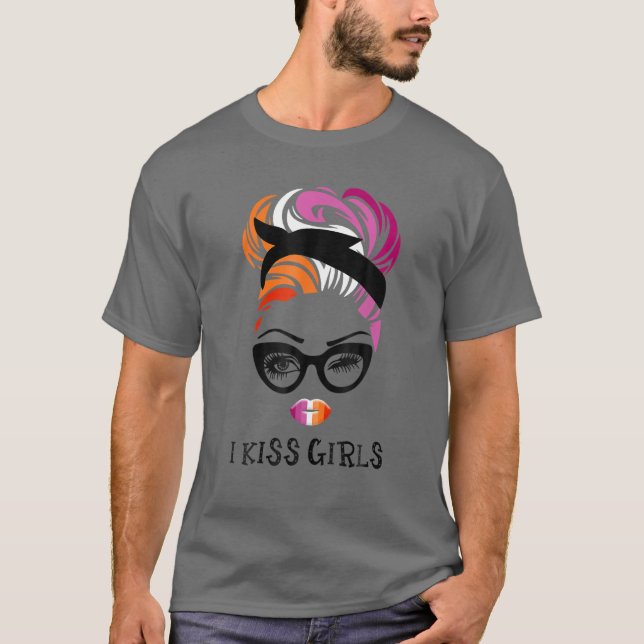 Messy Bun Hair I Kiss Girls Mamma LGBT Lesbisk Rai T Shirt (Framsida)
