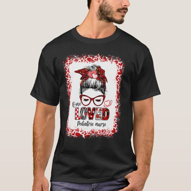 Messy Bun Hair One Loved Pediatriska Nurse Valenti T Shirt (Framsida)