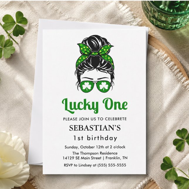 Messy Bun Lucky One 1-års födelsedag tjej  Inbjudningar (Messy Bun Lucky One 1st Birthday Girl Invitation)