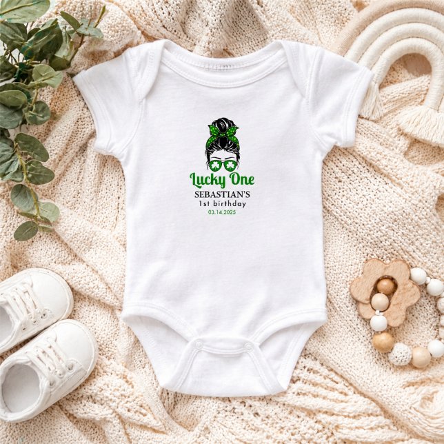  Messy Bun Lucky One 1-års födelsedagsflicka  T Shirt (Messy Bun Lucky One 1st Birthday Girl Baby Bodysuit)