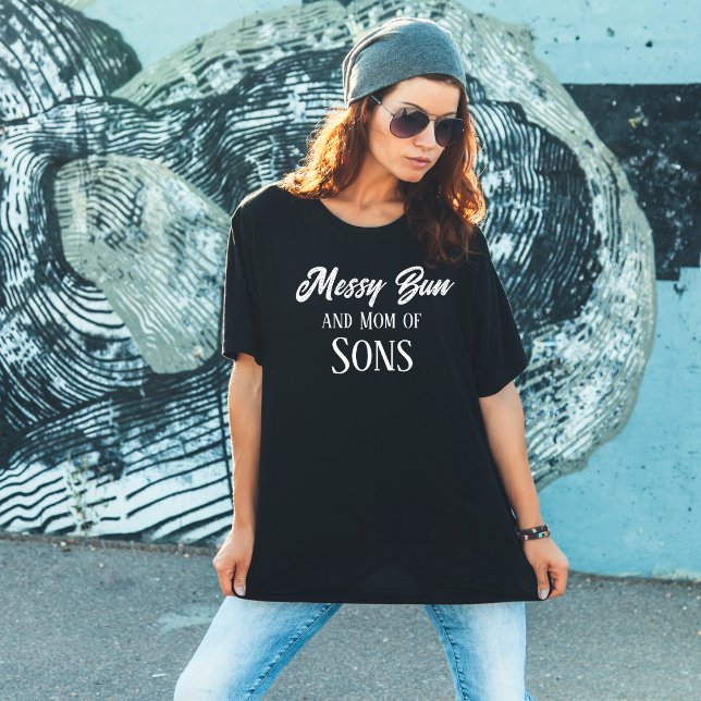 Messy Bun Mamma av Sons Funny Black T-Shirt (Messy Bun and Mom of Sons)