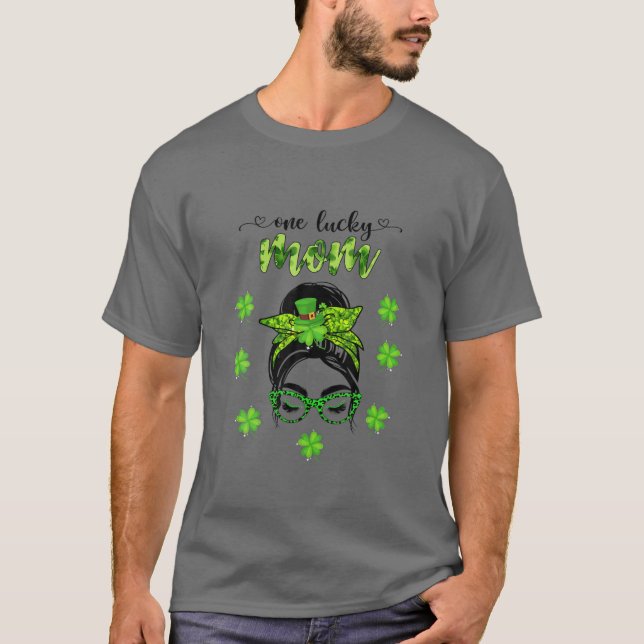 Messy Bun One Lucky Mamma St patricks day för kvin T Shirt (Framsida)