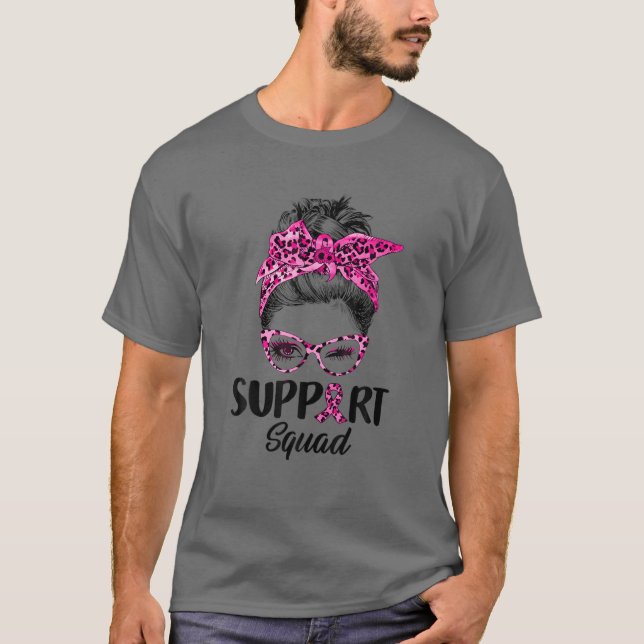 Messy Bun Rosa Leopard Support Squad Breast Cancer T Shirt (Framsida)