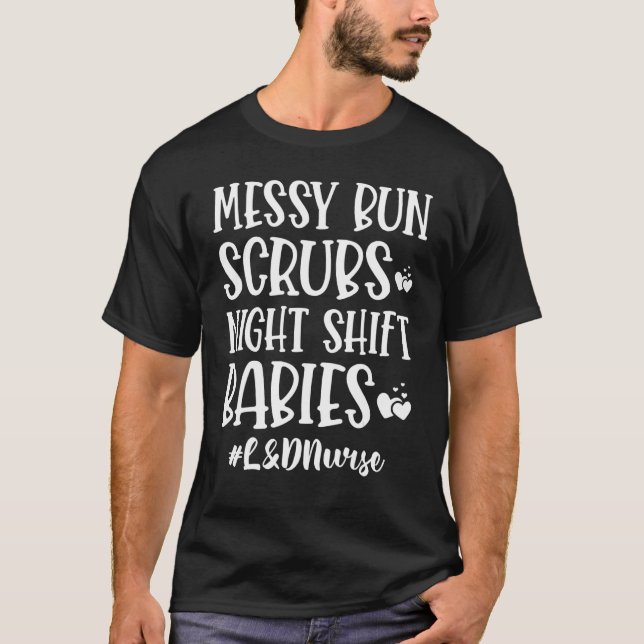 Messy Bun Scrubs Night Shift Spädbarn L&D Nurse T Shirt (Framsida)