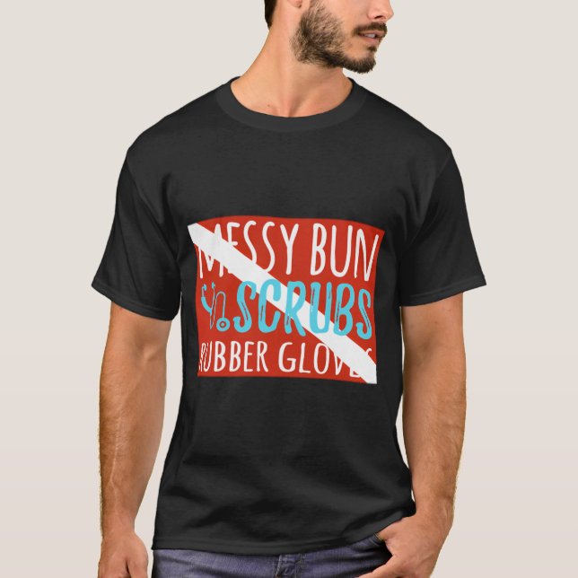 Messy Bun Scrubs Rubber Handskar Läkarassistenten T Shirt (Framsida)