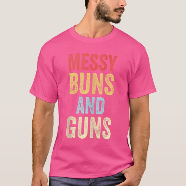 Messy Buns och Guns Cute Girl som Kärlek Guns T Shirt (Framsida)