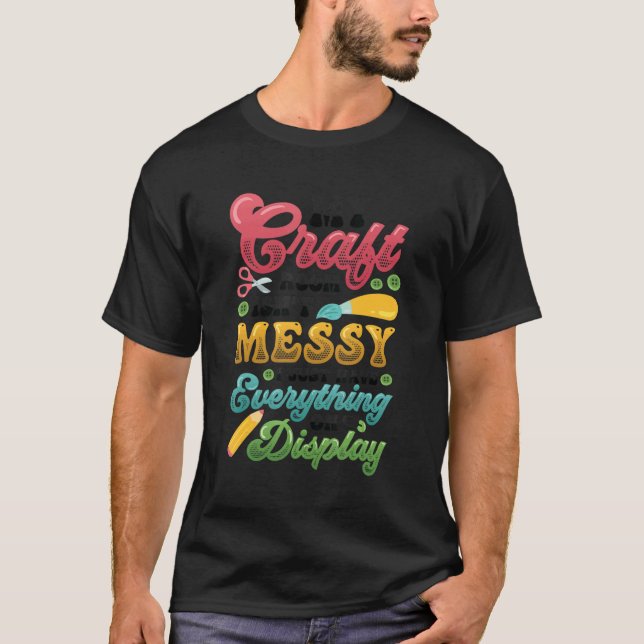 Messy Craft Room Allting på Visning Crafter T Shirt (Framsida)