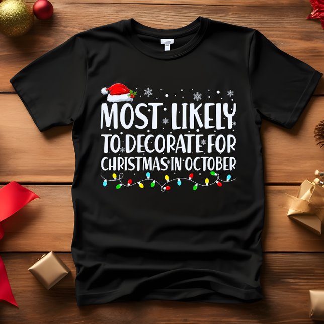 Mest trolig att dekorera till jul i OKTOBER T Shirt (MOST LIKELY TO DECORATE FOR CHRISTMAS IN OCTOBER MATCHING FUNNY T-SHIRT FOR HOLIDAY SEASON)