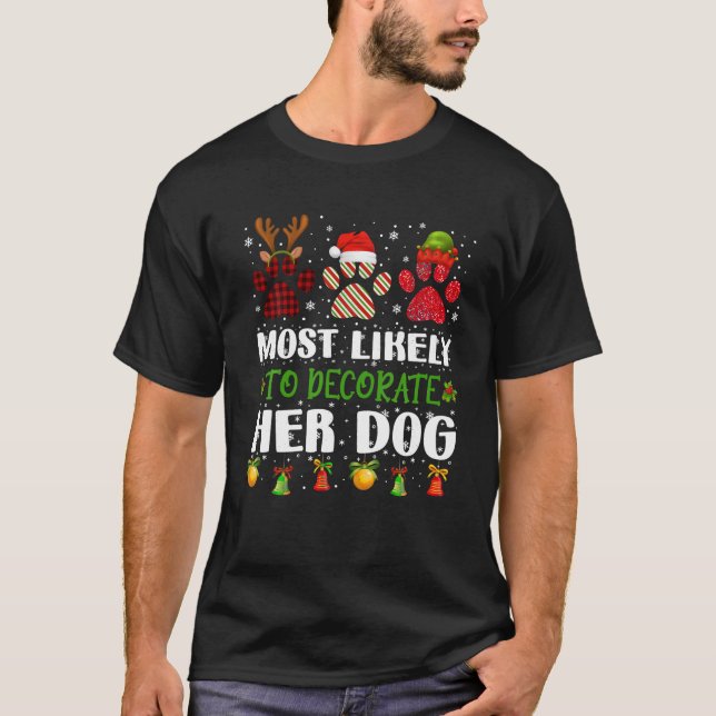 Mest troligt att hon dekorerar sin Hund-familjjul  T Shirt (Framsida)
