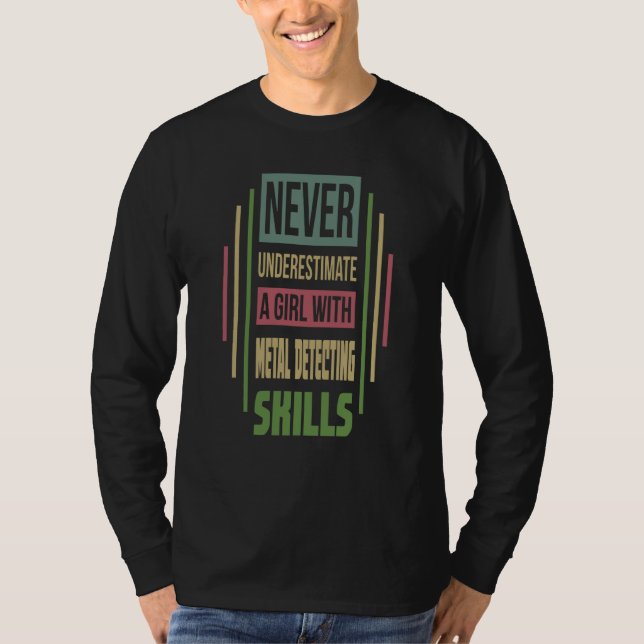 Metal Detecting Skills Never Underestimate A Girl T Shirt (Framsida)