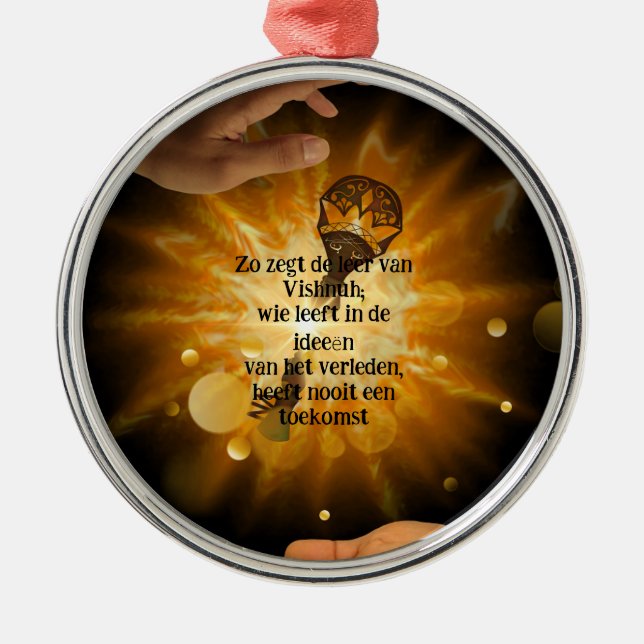 Metalen ornament met de leer van Vishnuh  (Framsidan)