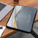 Metall 3-D-utseendet Kalligrafi Guld Monogram Diam Laptop Fodral<br><div class="desc">Utformningen är ett foto och fodral är inte tillverkad med glitter, sekvenser, metall eller skogen. Denna utformning kan vara personlig i det område som tillhandahålls genom att man ändrar foto och/eller text. Du kan också anpassa den genom att klicka på Anpassa den här mallen och sedan välja klicka för att...</div>