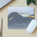 Metall 3-D-utseendet Kalligrafi Guld Monogram Wave Musmatta<br><div class="desc">Den här designen kan vara personlig i det område som tillhandahålls genom att ändra fotot och/eller text. Du kan också anpassa den genom att klicka på Anpassa den här mallen och sedan välja klicka för att anpassa ytterligare alternativ och ta bort eller ändra färg i bakgrunden, lägga till text, ändra...</div>