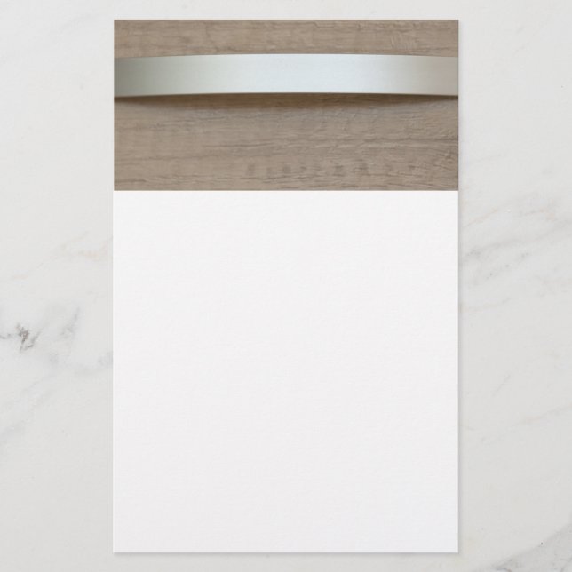 Metall-böjd platta med trä yta bakom den flygblad (Framsidan)