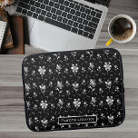 Metallic Flowers Black, Silver Blommönster Namn<br><div class="desc">Den här personligen laptop sleeve har metalliska utseende på blommor och löv som dyker upp på den svarta bakgrunden. Pärlen som pärlor gör detta till en unik modern utformning som gör påstående. Om du vill ändra namn klickar du på personlighetsknappen. A.I. används i denna design.</div>