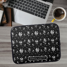 Metallic Flowers Black, Silver Blommönster Namn Laptop Fodral