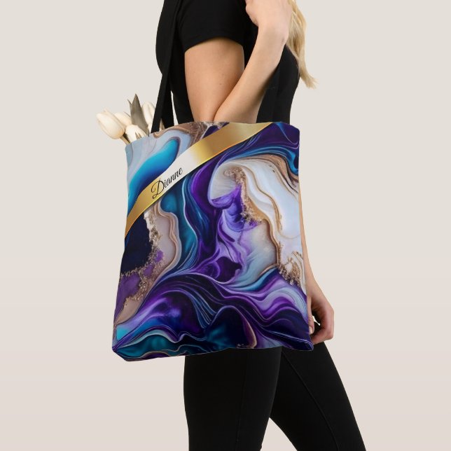 Metallisk accent i guld på spolar och lilor tygkasse (Närbild)