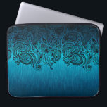 Metallisk blå bakgrund med svart Paisley Snöre Laptop Sleeve<br><div class="desc">Elegant,  metallisk akvarieblått,  borstat aluminium med svart blommigt paisley snöre.</div>