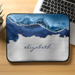 Metallisk marin Silver-agate Laptop Fodral<br><div class="desc">Trendiget laptop sleeve har en marin blå vattenfärgsagatdesign som trimmas med silver faux glitter,  på en silver faux borstad metall-folie. Anpassa den med ditt namn eller monogram i marinblått handskript stil.</div>