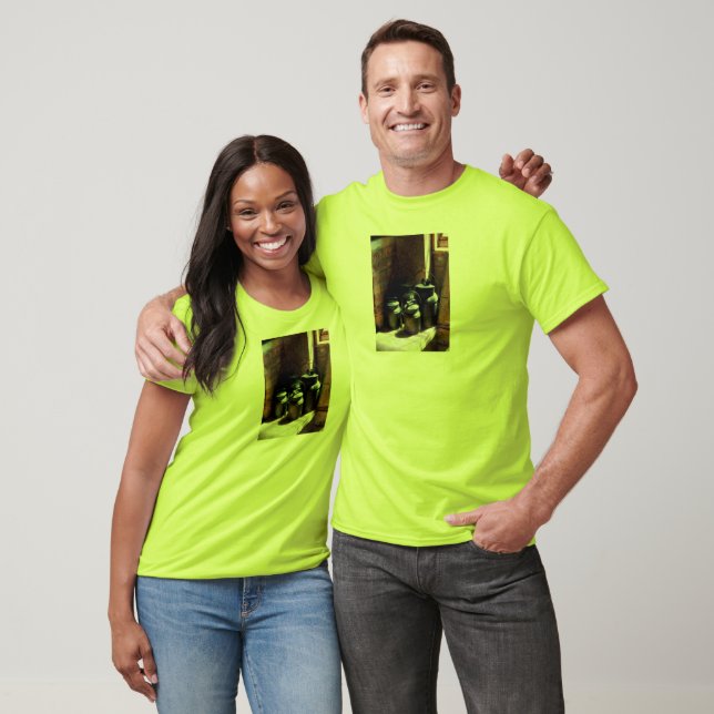 Metallkannor vid fönstret t-shirt (Unisex)