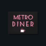 Metro Art Deco Diner skylt<br><div class="desc">Metro Art Deco Diner skylt Metro är ett populärt namn för diner-restauranger. Denna diner-skylt i vitt, rött och svart är ett perfekt tillbehör för ditt stilrena hus. Art Deco var en pastisch av många olika stilar, ibland motsägelsefulla, förenade av en önskan att vara modern i början av artonhundratalet. Den hade...</div>