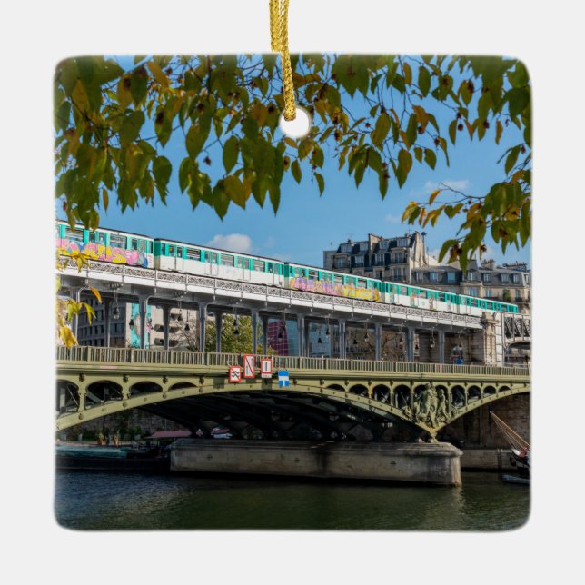 Metro på Bir-Hakeim bridge- Paris, Frankrike Julgransprydnad Keramik (Framsida)