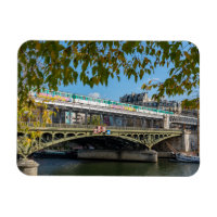Metro på Bir-Hakeim bridge- Paris, Frankrike