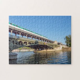 Metro-passage genom Bir Hakeim bridge - Paris Pussel