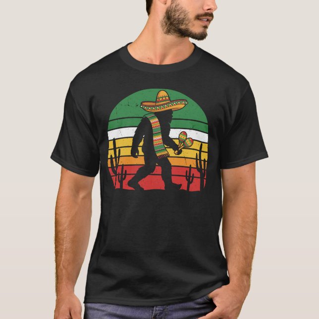 Mexican Bigfoot Sasquatch Fiesta Retro Sunset T Shirt (Framsida)