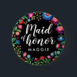 Mexikansk Broderad Brudtjänare Namn Knapp<br><div class="desc">Perfekt för möhippor och bröllopsrepetitioner, den här snygga svarta knappen har en blomsterkrans och lövverk inspirerad av den färgrika broderingen av mexikanska hantverkare och lätt att anpassa text med namnet på din brudtärna. Perfekt för ett destination bröllop eller bara ett mexikanskt tema, dessa knappar ger dina vänner och familj ett...</div>