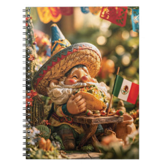 Mexikansk Gnome som bär en Sombrero och äter en Ta Anteckningsbok