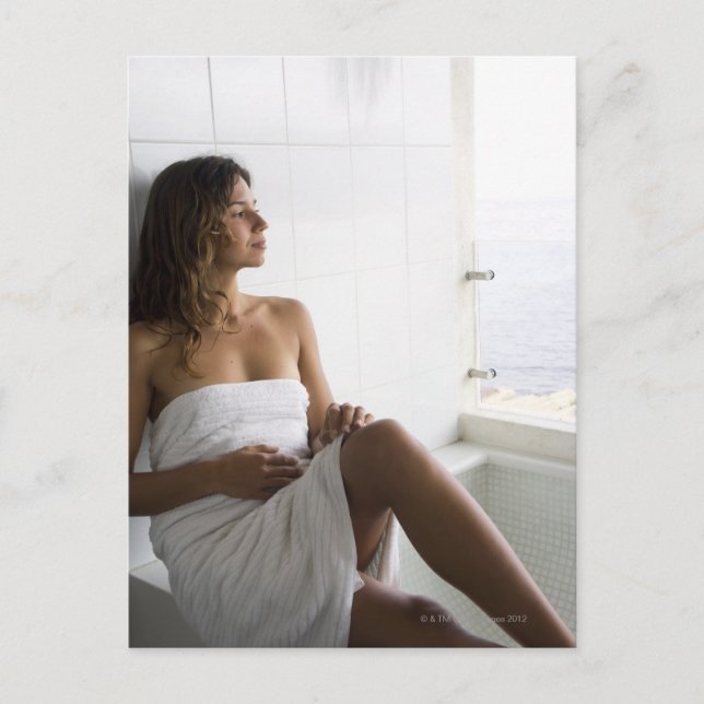 Mexikansk kvinna som lägger sig i sängen vykort (Framsida)