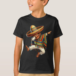 Mexikansk pojke dabbar cinco de mayo poncho t shirt