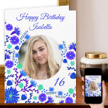 Mexikanska Fiesta Blue Lila Blommigt Foto Birthday Kort<br><div class="desc">Fotofödelsedagskort med söt mexikanska fiesta blommor i blått och lila. Den här slimmade och gigantiska blommigten ger ditt foto på framsidan, ramad med stil-blommor och Grattis på födelsedagen [ditt namn] i elegantens skript. Åldern och meddelandet i kan lämnas som är, redigerat eller borttaget. Ett underbart val för en quinceanera, sweet...</div>