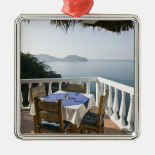 Mexiko, Guerrero, Zihuatanejo. Kaffebord över Julgransprydnad Metall
