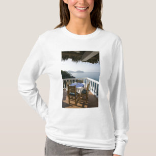 Mexiko, Guerrero, Zihuatanejo. Kaffebord över T-shirt