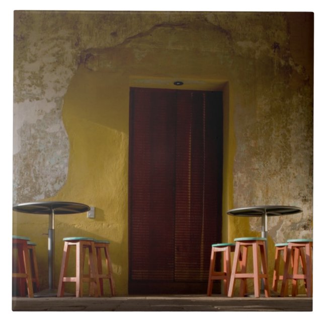 Mexiko, Oaxaca, Eftermiddagssol lyser balkong på Kakelplatta (Framsidan)