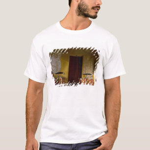 Mexiko, Oaxaca, Eftermiddagssol lyser balkong på T-shirt