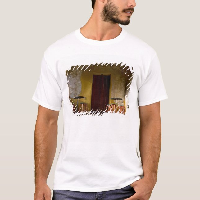 Mexiko, Oaxaca, Eftermiddagssol lyser balkong på T-shirt (Framsida)